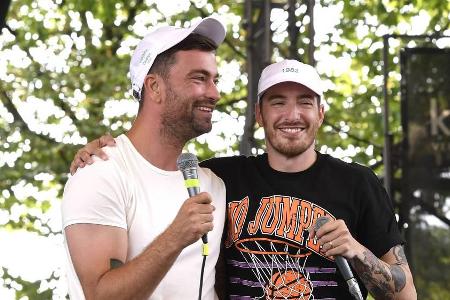 Marteria (l.) und Casper bei ihrem Spontankonzert in Köln Marteria (l.) und Casper bei ihrem Spontankonzert in Köln