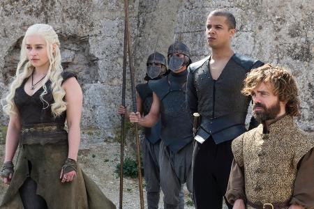 Peter Dinklage (r.) und Emilia Clarke (l.) in Peter Dinklage (r.) und Emilia Clarke (l.) in