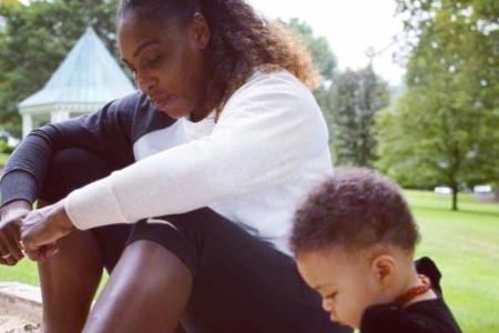 Serena Williams mit Tochter Olympia im Sandkasten Serena Williams mit Tochter Olympia im Sandkasten