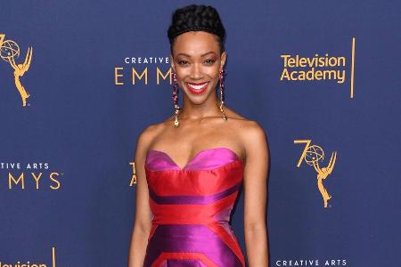 Sonequa Martin-Green im knalligen Lila Sonequa Martin-Green im knalligen Lila