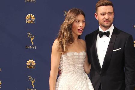 Jessica Biel und Justin Timberlake auf dem roten Teppich der Emmy Awards Jessica Biel und Justin Timberlake auf dem roten Teppich der Emmy Awards