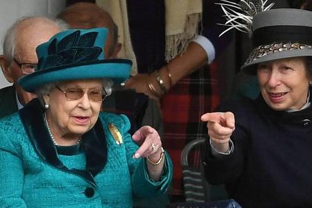 Queen Elizabeth II. mit Prinzessin Anne bei einem Auftritt in Schottland Queen Elizabeth II. mit Prinzessin Anne bei einem Auftritt in Schottland