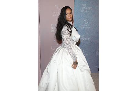 'Diamonds Are a Girl's Best Friend' – das weiß auch Rihanna, die ihren Ball alljährlich nach dem Motto der glitzernden Schmu... 'Diamonds Are a Girl's Best Friend' – das weiß auch Rihanna, die ihren Ball alljährlich nach dem Motto der glitzernden Schmu...
