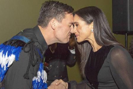 Herzogin Meghan begrüßt einen Gast bei der Eröffnung der Herzogin Meghan begrüßt einen Gast bei der Eröffnung der