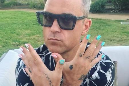 Robbie Williams zeigt sich mit Nagellack Robbie Williams zeigt sich mit Nagellack