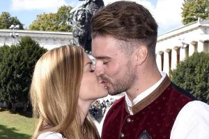 "Bachelorette" Nadine Klein und ihr Alex turteln auf der Wiesn