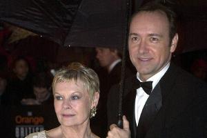 Judi Dench unterstützt ihren "guten Freund" Kevin Spacey