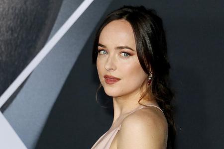 Dakota Johnson soll mit Coldplay-Sänger Chris Martin liiert sein Dakota Johnson soll mit Coldplay-Sänger Chris Martin liiert sein
