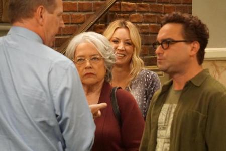 Kaley Cuoco hat endlich ein Bild mit Kathy Bates Kaley Cuoco hat endlich ein Bild mit Kathy Bates