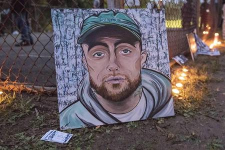 Ein Gemälde von Rapper Mac Miller im Blue Slide Park von Pittsburgh Ein Gemälde von Rapper Mac Miller im Blue Slide Park von Pittsburgh