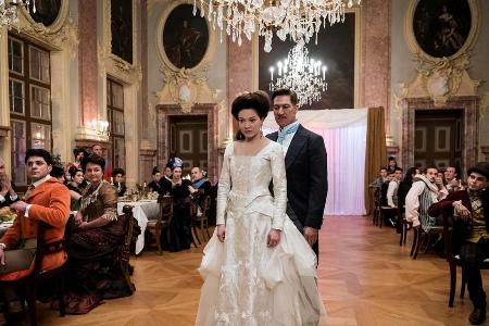 Polly Peachum (Hannah Herzsprung) und Macheath (Tobias Moretti) feiern eine spontane Hochzeit Polly Peachum (Hannah Herzsprung) und Macheath (Tobias Moretti) feiern eine spontane Hochzeit