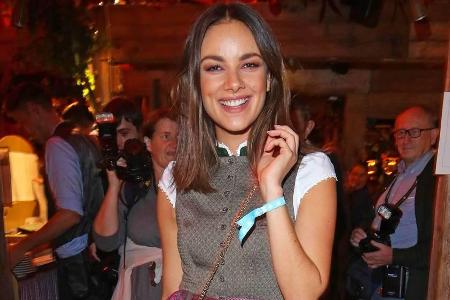 Schauspielerin Janina Uhse weiß auch beim Wiesn-Besuch: Weniger ist mehr! Schauspielerin Janina Uhse weiß auch beim Wiesn-Besuch: Weniger ist mehr!
