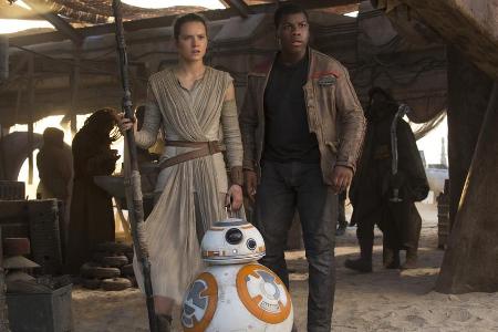 Daisy Ridley (Rey), John Boyega (Finn) und BB-8 in Daisy Ridley (Rey), John Boyega (Finn) und BB-8 in