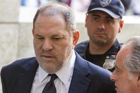 Harvey Weinstein (l.) mit seinem Anwalt vor einem früheren Gerichtstermin im Juni Harvey Weinstein (l.) mit seinem Anwalt vor einem früheren Gerichtstermin im Juni