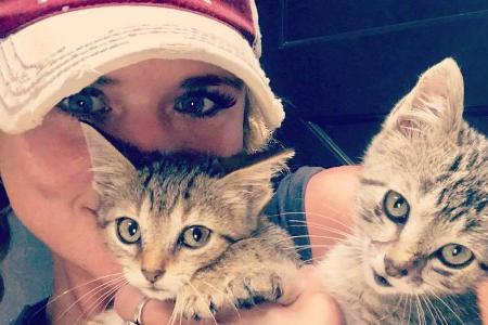 Miranda Lambert kuschelt mit ihren beiden Katzen Miranda Lambert kuschelt mit ihren beiden Katzen
