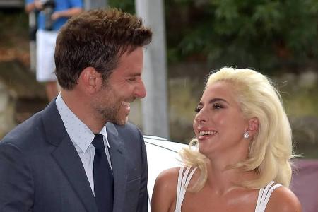 Lady Gaga und Bradley Cooper bei ihrer Ankunft in Venedig Lady Gaga und Bradley Cooper bei ihrer Ankunft in Venedig