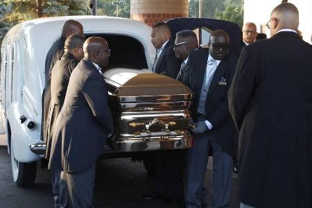 Der Sarg von Aretha Franklin bei der Ankunft am Greater Grace Temple in Detroit Der Sarg von Aretha Franklin bei der Ankunft am Greater Grace Temple in Detroit