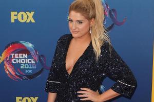 Meghan Trainor im Glitzer-Pyjama auf dem roten Teppich