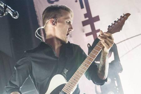 Justin Shekoski während eines Auftritts mit The Used Justin Shekoski während eines Auftritts mit The Used