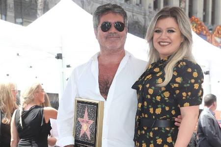 Kelly Clarkson neben Simon Cowell auf seinem neuen Stern auf dem Walk of Fame Kelly Clarkson neben Simon Cowell auf seinem neuen Stern auf dem Walk of Fame