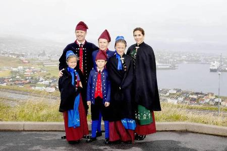 Die dänische Königsfamilie in der Tracht der Färöer Die dänische Königsfamilie in der Tracht der Färöer