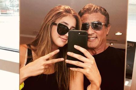 Sylvester Stallone posiert mit seiner Tochter Scarlet Sylvester Stallone posiert mit seiner Tochter Scarlet