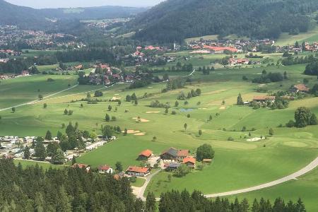 Blick aus der Gondel auf den Golfplatz Ruhpolding