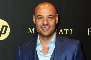 Christian Tews stand Ziehsohn Max beim Tätowierer bei