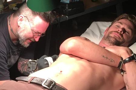 Schauspieler Chris Hemsworth lässt sich ein Tattoo stechen Schauspieler Chris Hemsworth lässt sich ein Tattoo stechen