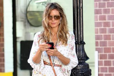 Mit zunehmender Hitze werden die Kleider kürzer? Nicht bei Modelmama Heidi Klum (45)! Für das Sommer-Outfit ist die Wahl des... Mit zunehmender Hitze werden die Kleider kürzer? Nicht bei Modelmama Heidi Klum (45)! Für das Sommer-Outfit ist die Wahl des...