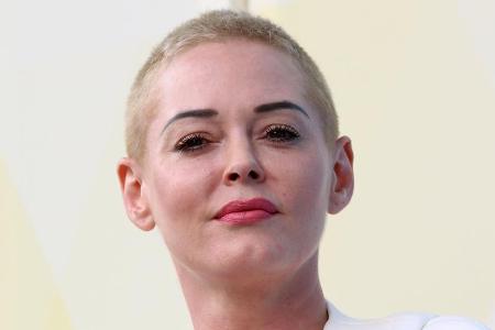 Schauspielerin Rose McGowan wird mit einem Schauspielerin Rose McGowan wird mit einem