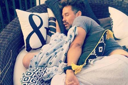 Zwei müde Männer: Wayne Carpendale und sein Söhnchen Zwei müde Männer: Wayne Carpendale und sein Söhnchen