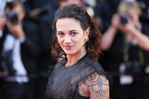 Hat Weinstein-Anklägerin Asia Argento selbst jemanden belästigt?