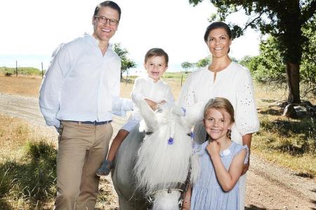Happy Family: Victoria und Daniel von Schweden mit ihren beiden Kindern Prinzessin Estelle und Prinz Oscar im Sommerurlaub Happy Family: Victoria und Daniel von Schweden mit ihren beiden Kindern Prinzessin Estelle und Prinz Oscar im Sommerurlaub