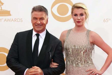 Alec Baldwin mit seiner Tochter Ireland auf dem roten Teppich bei den Emmy Awards Alec Baldwin mit seiner Tochter Ireland auf dem roten Teppich bei den Emmy Awards