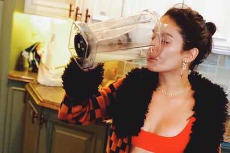 Vanessa Hudgens lässt es sich am Geburtstag ihres Freundes sichtlich gut gehen Vanessa Hudgens lässt es sich am Geburtstag ihres Freundes sichtlich gut gehen