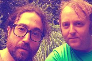Dieses Selfie von Sean Ono Lennon (l.) und James McCartney entzückt die Beatles-Fans