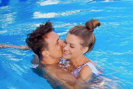 Maxim und Nadine gehen im Pool auf Tuchfühlung - kommt es zum Kuss? Maxim und Nadine gehen im Pool auf Tuchfühlung - kommt es zum Kuss?