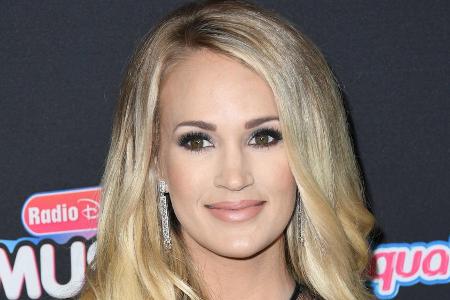 Country-Star Carrie Underwood zog sich bei einem Unfall in ihrem Haus schwere Verletzungen im Gesicht zu Country-Star Carrie Underwood zog sich bei einem Unfall in ihrem Haus schwere Verletzungen im Gesicht zu