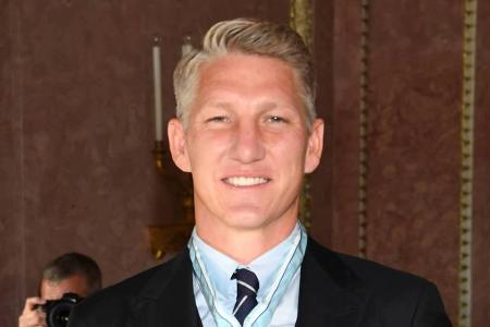 Bastian Schweinsteiger mit dem Bayerischen Verdienstorden Bastian Schweinsteiger mit dem Bayerischen Verdienstorden