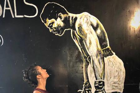 Nina Dobrev schaut dem legendären Boxer Muhammad Ali in die Augen Nina Dobrev schaut dem legendären Boxer Muhammad Ali in die Augen