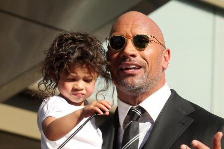 Dwayne Johnson mit Töchterchen Jasmine auf dem Arm Dwayne Johnson mit Töchterchen Jasmine auf dem Arm