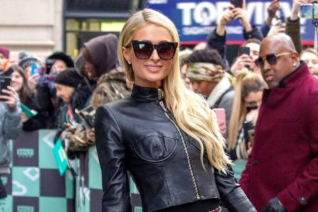 Paris Hilton zeigt sich in New York in einem bunten Blumenrock und einer schicken Lederjacke Paris Hilton zeigt sich in New York in einem bunten Blumenrock und einer schicken Lederjacke