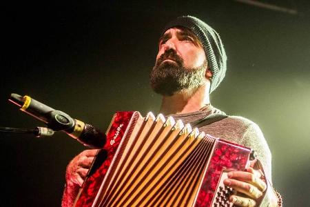 Mike Taylor von Walk off the Earth bei einem Auftritt Mike Taylor von Walk off the Earth bei einem Auftritt