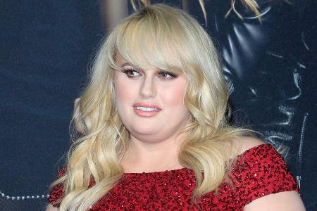 Rebel Wilson war an ihrem zweiten Ski-Tag auf Rettung angewiesen Rebel Wilson war an ihrem zweiten Ski-Tag auf Rettung angewiesen