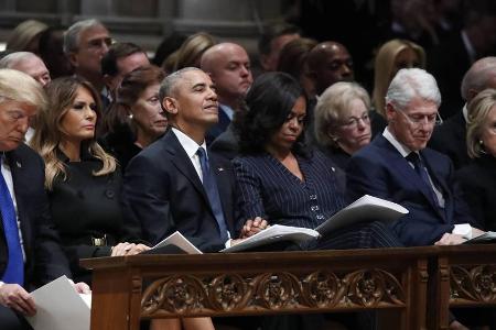 Unter den Gästen der Trauerfeier befanden sich auch die Trumps, die Obamas und die Clintons (v.l.) Unter den Gästen der Trauerfeier befanden sich auch die Trumps, die Obamas und die Clintons (v.l.)