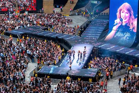 Taylor Swift bei einem Konzert im Londoner Wembley Stadion im Juni 2018 Taylor Swift bei einem Konzert im Londoner Wembley Stadion im Juni 2018