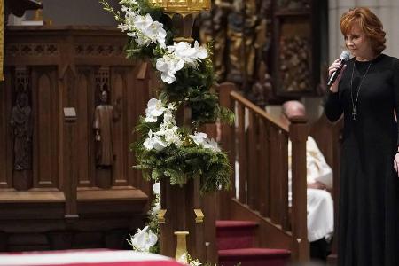 Während des Trauergottesdienstes für George H. W. Bush sang Reba McEntire Während des Trauergottesdienstes für George H. W. Bush sang Reba McEntire