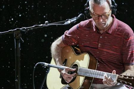 Blues-Legende Eric Clapton beglückt seine Fans zum ersten Mal mit einem Weihnachtsalbum Blues-Legende Eric Clapton beglückt seine Fans zum ersten Mal mit einem Weihnachtsalbum