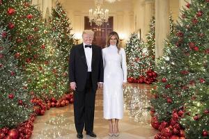 Hand in Hand: Weihnachtsgrüße von Melania und Donald Trump
